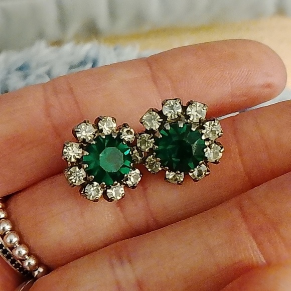 Elegant Green and Silver Stud Earrings - Picture 4 of 8